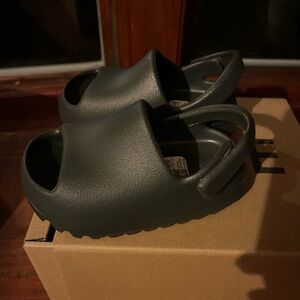 Yeezy toddler slides onyx size 6K